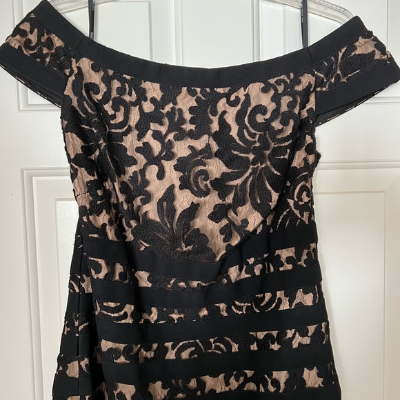 Tadashi Shoji off the shoulder maxi dress, like new condition. Size 14 - Picture 3 of 7
